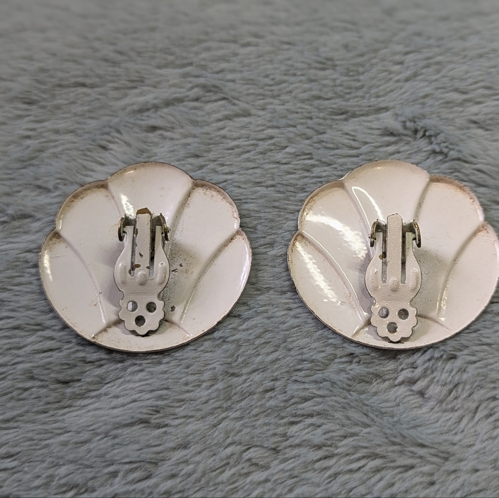 Vintage White Lightweight Metal Scallop Shaped Clip Earrings - Picture 3 of 7